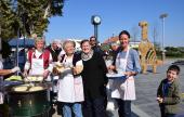 Lángost sütnek a Vukovári Magyarok Egyesületének tagjai Lángost sütnek a Vukovári Magyarok Egyesületének tagjai