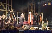 A szigetvári Zrínyi 1566 rock musical szereplői a színpadon eszék