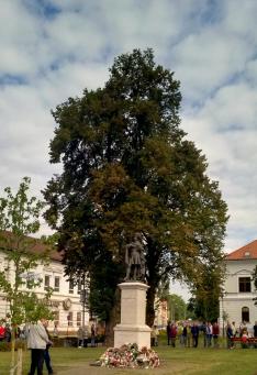 Petőfi Sándor szobra a téren