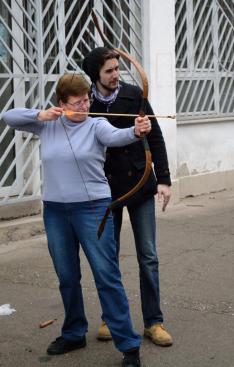 Joteva Zsuzsanna, a Teleház első elnöke is kipróbálta az íjat... méghozzá sikerrel!