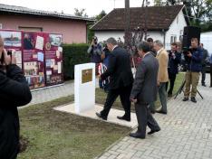 A magyar delegáció megkoszorúzza az emléktáblát - a díszvendég Farkas Bertalan