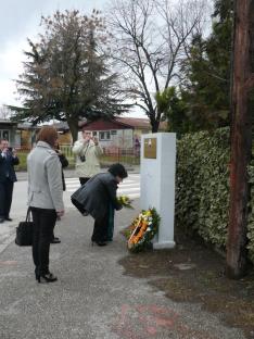 A második koszorút Kisela Voda önkormányzatának vezetősége rakta le...