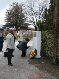 A második koszorút Kisela Voda önkormányzatának vezetősége rakta le...