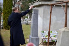 Koszorúzás a temetőben