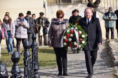 Koszorúzás a segesvári Petőfi-szobornál, a Gaudeamus Alapítvány részéről Lőrincz Éva és Veress Zsombor