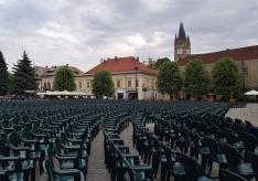 Nagybánya főtere nyár végi fesztiválozáskor  