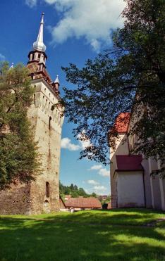 A szászkézdi óratorony és a templom nyugati oldala - Fuji Superia 800