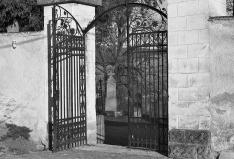 A csobotfalvi Szent Péter és Pál plébániatemplom udvarának bejárata - Agfa APX 400