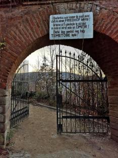 A segesvári Bergfriedhof (a belvárosi hegyi temető) bejárata novemberben