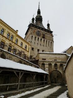 Az óratorony a történelmi alsóváros felől 