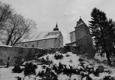 A Bergkirche és a kötélverők tornya a temető alsó bejáratától fényképezve