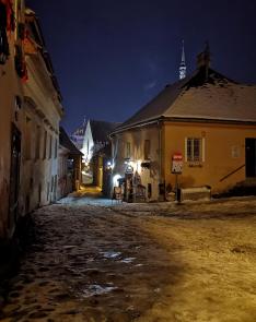 Csendesek a kis terek, szűk utcácskák