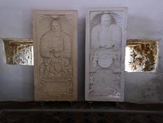 Szarkofágfedelek az egykori püspöki székhely katedrálisában, Berethalomban