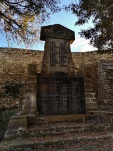 Első világháborús emlékmű a malmkrog-i szász evangélikus templom udvarán