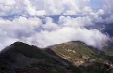 Kilátás a Fogarasi-havasok irányába a Jézer-hegység legmagasabb csúcsáról