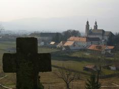 A csíksomlyói kegytemplom és kolostor a Kálvária dombról 