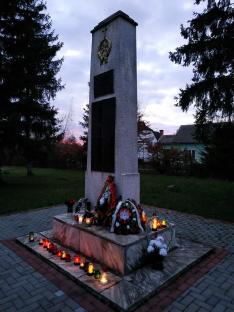 Emlékoszlop a templomkertben