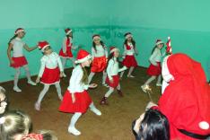 A táncos karácsonyi tündérek is lenyűgözték a Mikulást