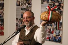 Dávid Lajos a Teleki Magyar Ház vezetője bemutatja az első kenyeret