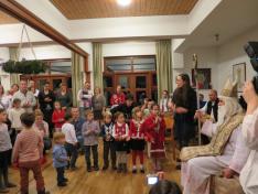 A gyerekek énekkel köszöntik a Mikulást
