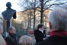 Varga Gabriella Petőfi Sándor-ösztöndíjas ünnepi beszédet mond Bessenyei György szobránál – Bécs, 2016. március 14.