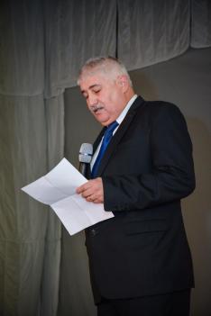Dr. Balázs Béla, a Szeben Megyei RMDSZ elnöke köszöntő beszédet mond