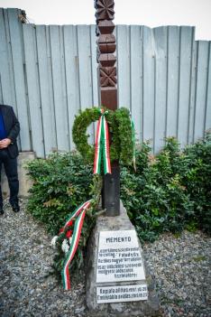 1956-os elesettek tiszteletére állított kopjafa és emléktábla a medgyesi református templom kertjében