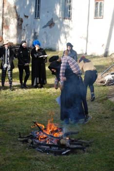 A farsangi bábut elragadja a Halál