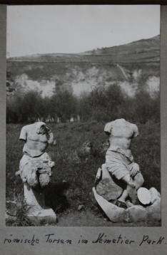 Római kori szobrok a marosnémeti Gyulay-kastély kertjében a két világháború között (archív felvétel)