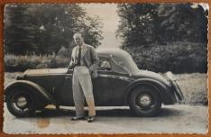 Széplaki, nagyszalontai és feketebátori gróf Horváth-Tholdy István autója előtt (archív felvétel)