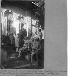 A széplaki, nagyszalontai és feketebátori gróf Horváth-Tholdy- és a gróf cegei és szentegyedi Wass-család az 1920-as években a marosnémeti Gyulay-kastély déli oldalhomlokzata előtt (archív felvétel)