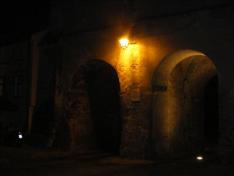 Középkori városkapuk éjszakai fényben