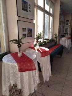 A temesvári Magyar Ház első emeleti folyosója, csupa kézzel készült karácsonyi asztali dísszel