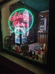 Az Ambrózy Delicatess & Café kirakata éjszaka