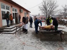 A pusztaföldvári böllérek, köztük a pusztaföldvári polgármester, Sonkolyos Szabolcs