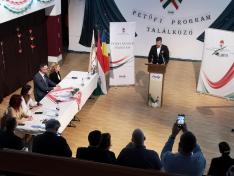 Dr. Szilágyi Péter helyettes államtitkár köszöntőbeszédét tartja 
