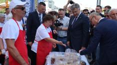 Rozalija Jakumetović elnökasszony és Andrej Plenković horvát miniszterelnök a kürtőskalács stand előtt