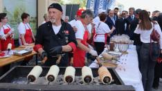 A vukovári magyarok kürtőskalács-sütő standja a Város Napján