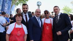 Elnökasszonyunk és férje Domagoj Bilić elnök (balról), Gordan Grlić-Radman külügyminiszter (középen), és Ivan Penava polgármester (jobbról) társaságában