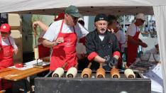 A vukovári magyarok kürtőskalács-sütő standja a Város Napján