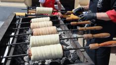 A vukovári magyarok kürtőskalács-sütő standja a Város Napján