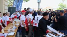 A vukovári magyarok kürtőskalács-sütő standja a Város Napján