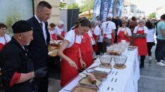 A vukovári magyarok kürtőskalács-sütő standja a Város Napján