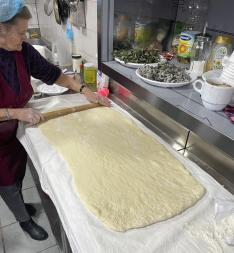 A tészta nyújtása a fánksütés első lépéseinek egyike