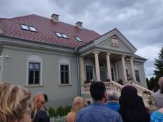 Közönség egy kúria előterében