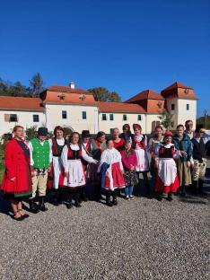 Gondviselés Segélyszervezet- Csoportkép az Ugron kastélynál