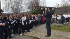 A kórus- vezényel Molnár Endre zenetanár.