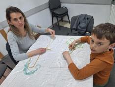 Zozó anyával alkot.