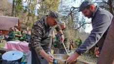 Cserkészgulyás élő muzsikával a Petőfi-tanyán