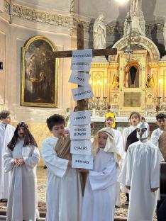 Gerhardinumosok előadása a templomban
